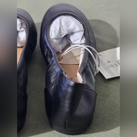 Amazon Essentials Women's Classic Black Flats Loafers - Picture 8 of 9